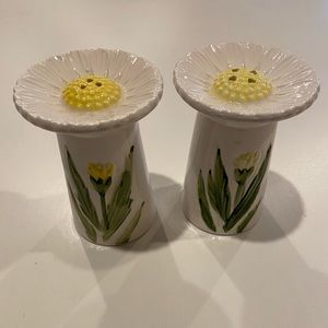 Vintage Creative Imports. New York Japan Daisy Salt and Pepper Shakers